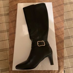 ❤️ Black boots with gold buckle detail